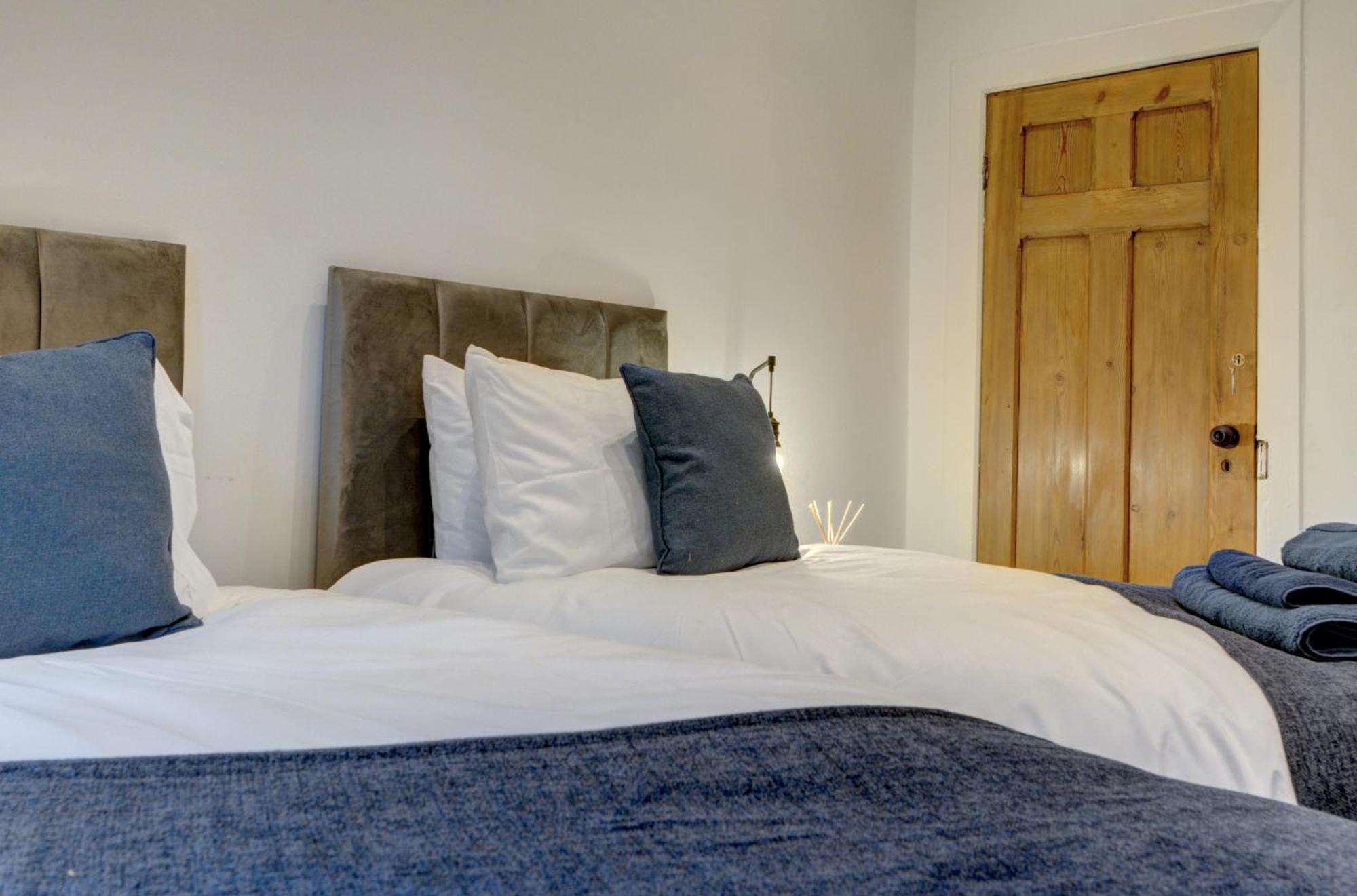 Villa The Old Vicarage - Secure Parking, Fast Wifi, Garden à Leeds  Extérieur photo